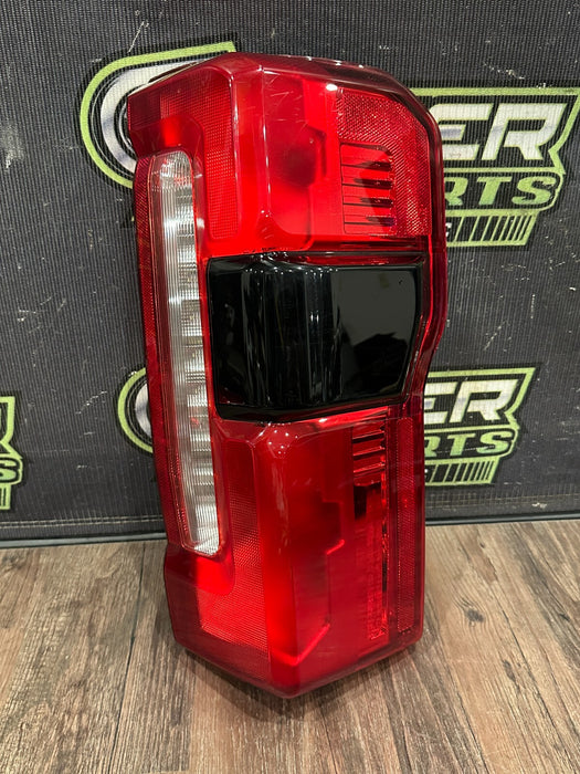 2023-2024 FORD F350 PASSENGER RIGHT HALOGEN TAIL LIGHT OEM *READ/SCUFFS*