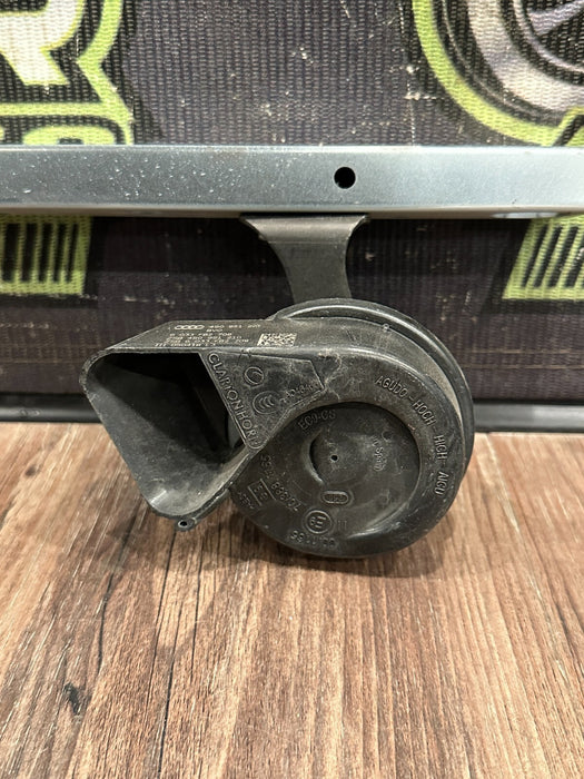 2017-18 AUDI R8 MOUNTING BRACKET W LEFT RIGHT HORN ASSEMBLY OEM