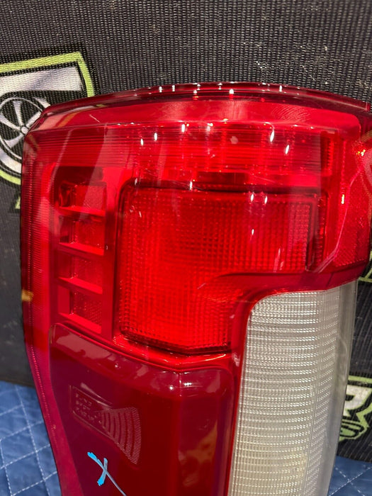 2017-2019 FORD F250 F350 F450 DRIVER LEFT LED TAIL LIGHT OEM *CHIPPED*