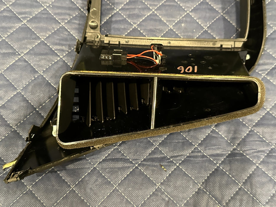 2014 AUDI R8 FRONT CENTER DASH AIR VENT A/C TRIM BEZAL 423 820 951