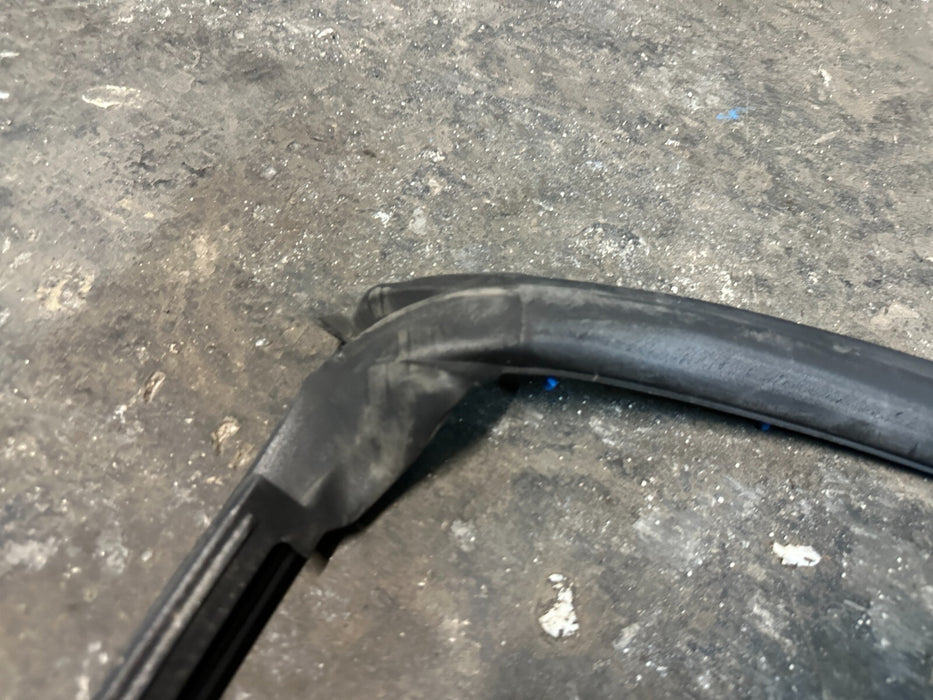 2018 AUDI R8 SPYDER RIGHT PASSENGER DOOR SEAL 4S0837912A 4S0 837 912 A