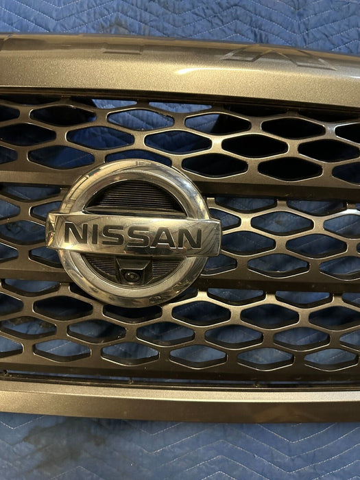 2016-2019 NISSAN TITAN XD PRO-4X GRILLE W/ CAMERA EMBLEM PAINTED GREY OEM