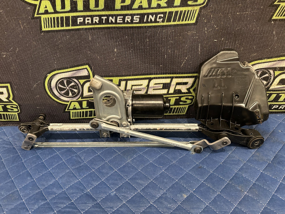 2015-2020 BMW M4 F82 FRONT WINDSHIELD WIPER MOTOR OEM 7 267 503 03