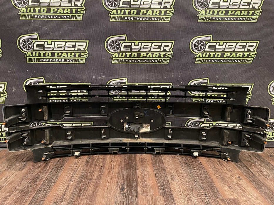 2017 2018 2019 FORD F250 F350 LARIAT CHROME GRILLE COMPLETE W/ CAMERA OEM