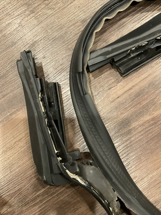 2017 MERCEDES-BENZ C63 AMG CABRIOLET REAR ROOF SEALING RUBBER SEAL 2057500498