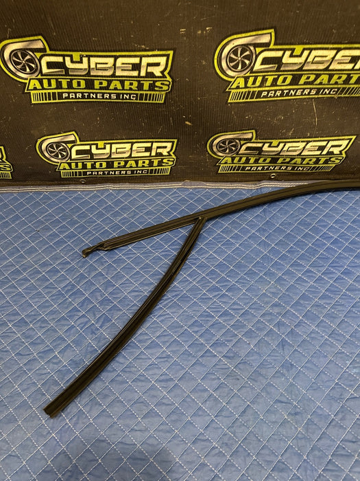 2024 BMW M3 M4 G80 G82 FRONT RIGHT DOOR SEAL OEM 7407403