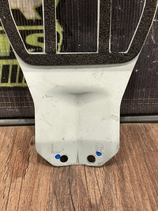 2010 NISSAN 370Z PASSENGER RIGHT BRACKET OEM