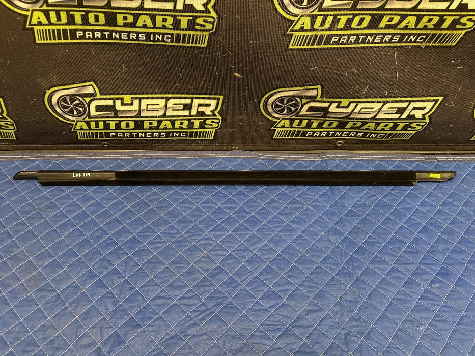 2024 BMW M3 M4 G80 G82 FRONT RIGHT BLACK DOOR WINDOW BELT OEM 7465150