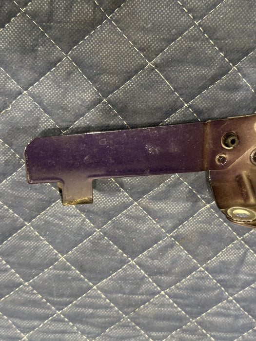 2014 AUDI R8 FRONT PASSENGER RIGHT FENDER BRACKET 420 806 420 OEM