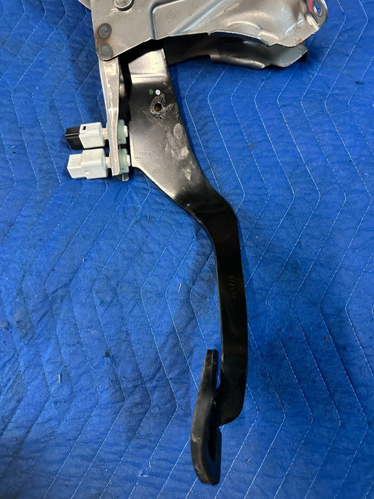 2016 - 2018 NISSAN TITAN XD OEM BRAKE PEDAL OEM 92400 EZ41A