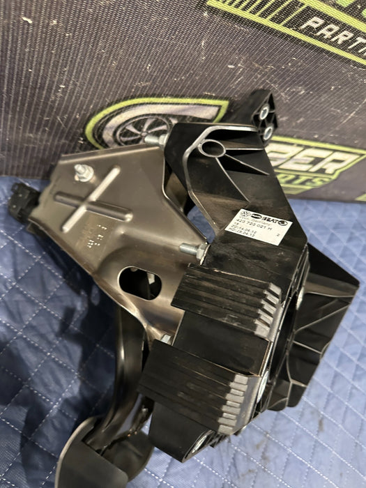 2014 Audi R8 V10 BRAKE PEDAL BOX ASSEMBLY 423 723 021 H 2008 - 2015 OEM