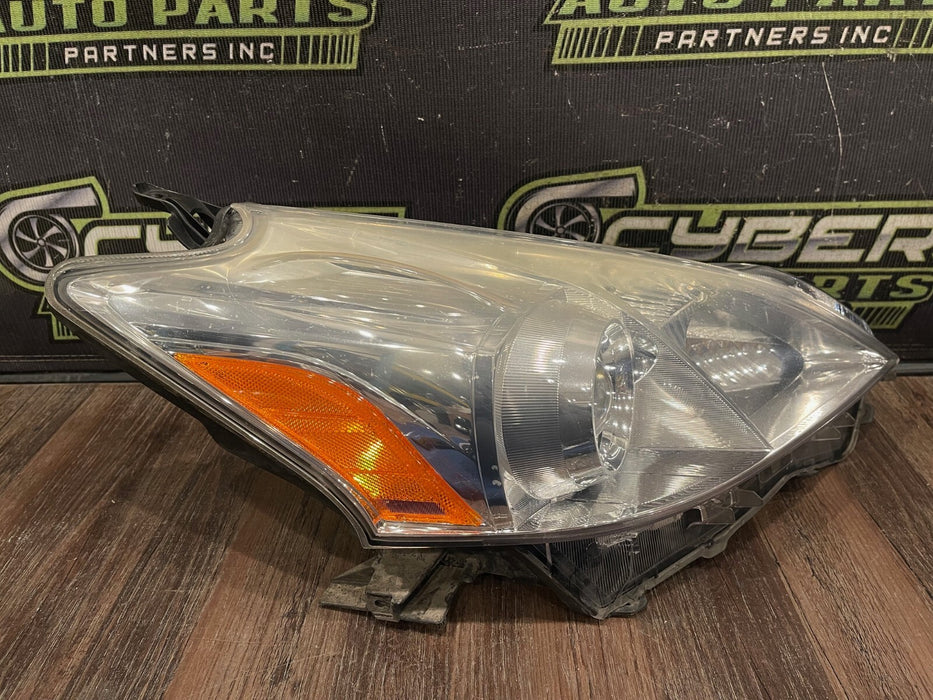 2014 TOYOTA PRIUS V PASSENGER RIGHT HEADLIGHT OEM *SUN DAMAGE/YELLOWING* (READ!)