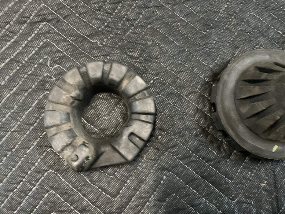 2016 NISSAN 370Z NISMO REAR COIL SPRING RUBBER CAP MOUNT ISOLATOR PAIR OEM