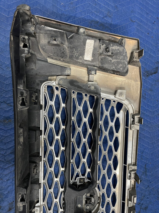 2019 NISSAN TITAN XD CREW FRONT CHROME GRILLE ASSEMBLY W/ CAMERA *MINOR FLAW*