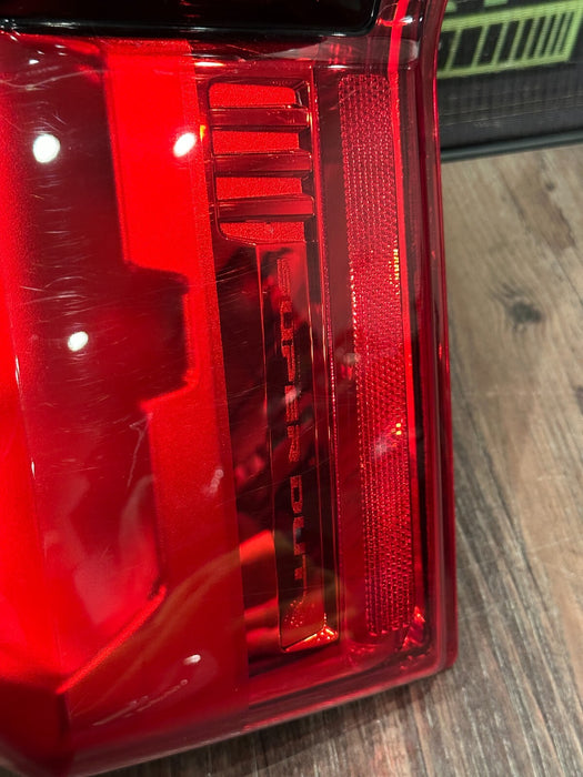 2023-2024 FORD F350 PASSENGER RIGHT HALOGEN TAIL LIGHT OEM *READ/SCUFFS*