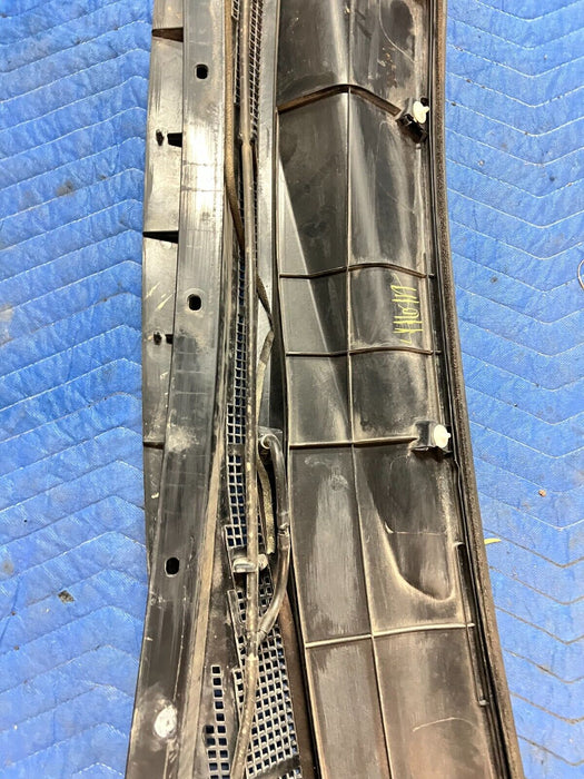 2016 2019 NISSAN TITAN XD OEM WINDSHIEL COWL 66810EZ10B 66810 EZ10B