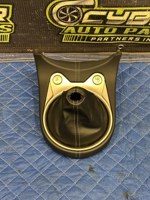 2013 NISSAN 370Z SPORT 6 SPEED MANUAL SHIFTER LEATHER BOOT TRIM ASSEMBLY OEM