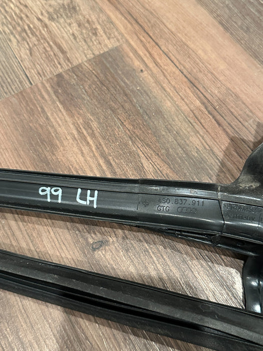 2021 AUDI R8 DRIVER LEFT DOOR WEATHER STRIP SEAL OEM 4S0 837 911