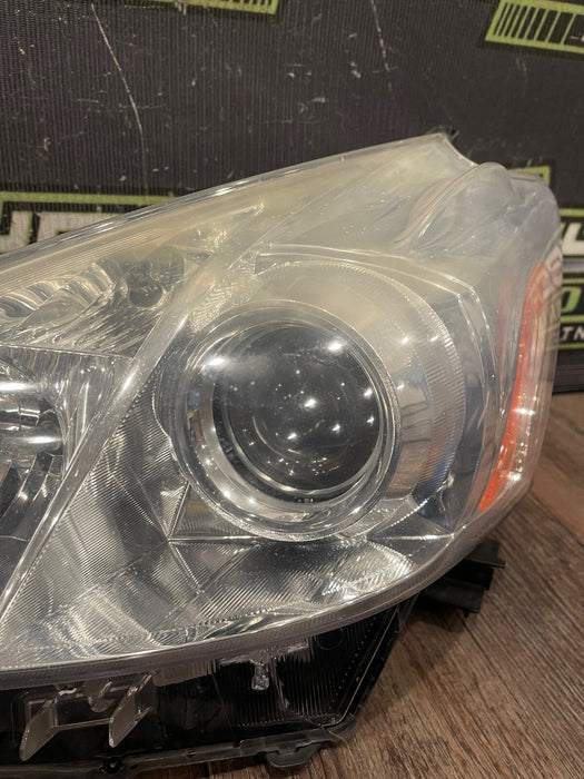 2014 TOYOTA PRIUS V DRIVER LEFT HEADLIGHT OEM *SUN DAMAGE/YELLOWING* (READ!)