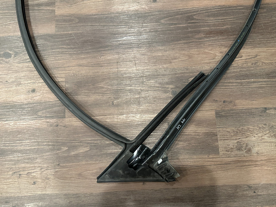 2021 AUDI R8 DRIVER LEFT DOOR WEATHER STRIP SEAL OEM 4S0 837 911