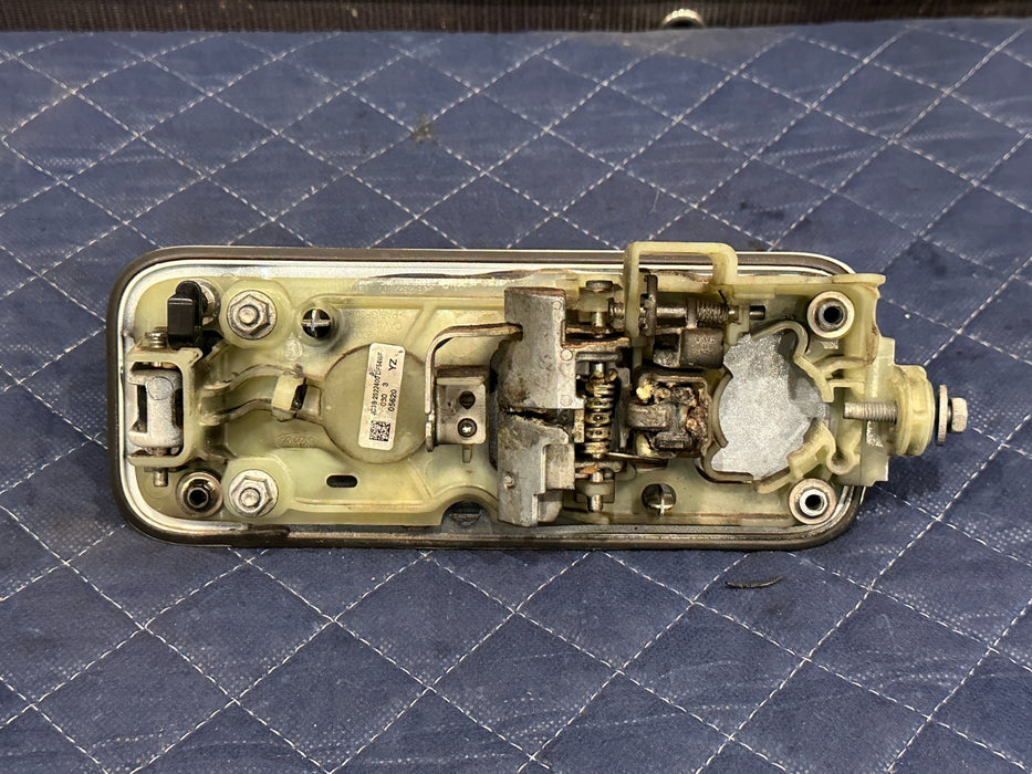 2017-2019 FORD F250 F350 FRONT RIGHT DOOR HANDLE TRI COAT (UG) OEM *BURN DAMAGE*