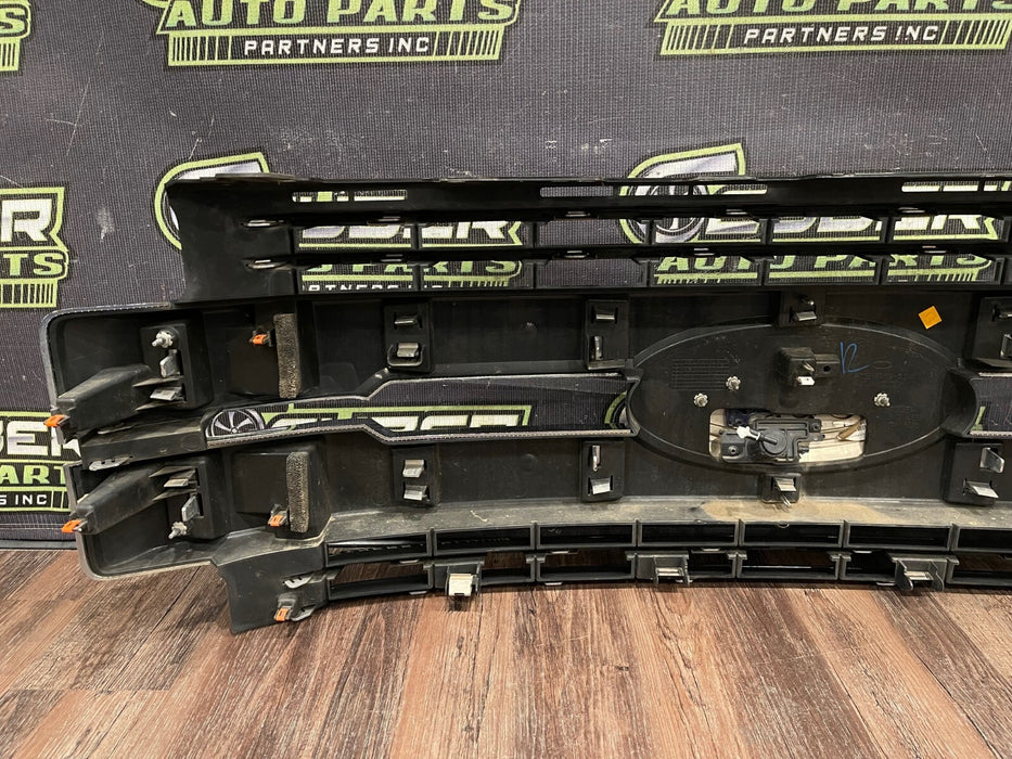 2017 2018 2019 FORD F250 F350 LARIAT CHROME GRILLE COMPLETE W/ CAMERA OEM