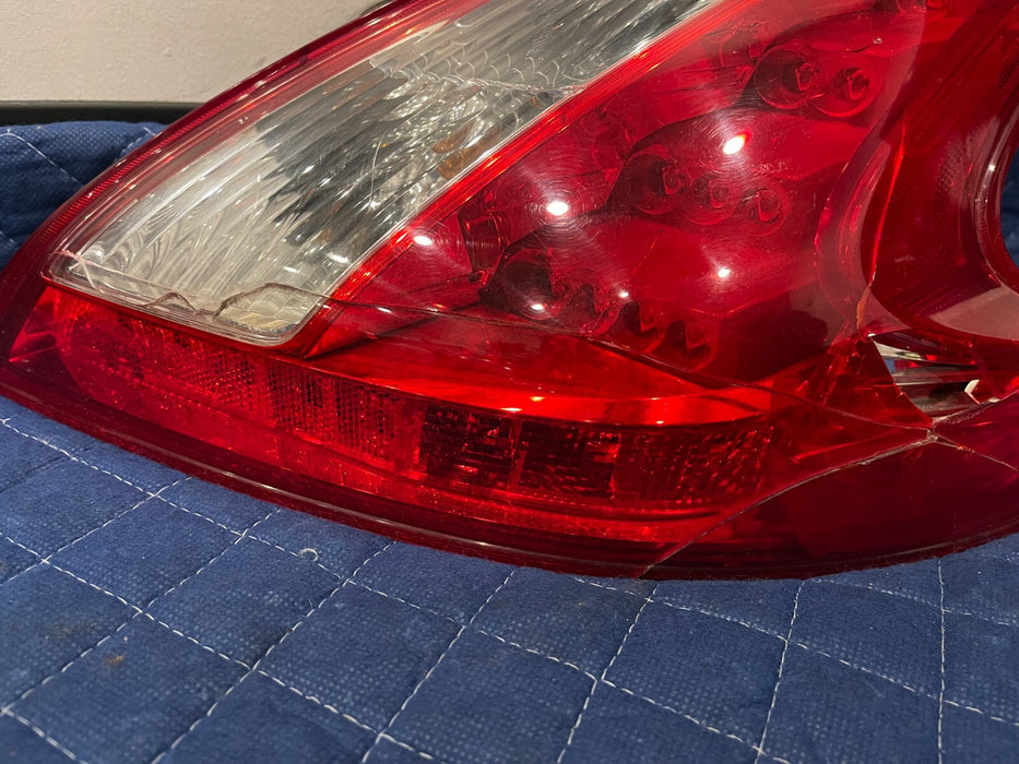 2017 NISSAN 370Z NISMO REAR PASSENGER RIGHT TAIL LIGHT ASSEMBLY OEM *CRACKED*
