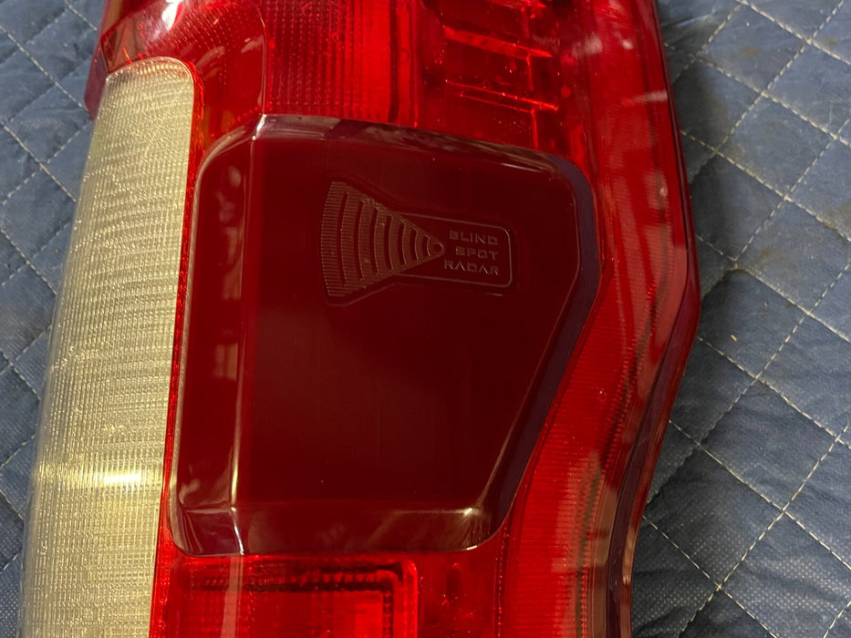 2017-2019 FORD F250 F350 F450 PASSENGER RIGHT TAIL LIGHT OEM *WATER DAMAGE*