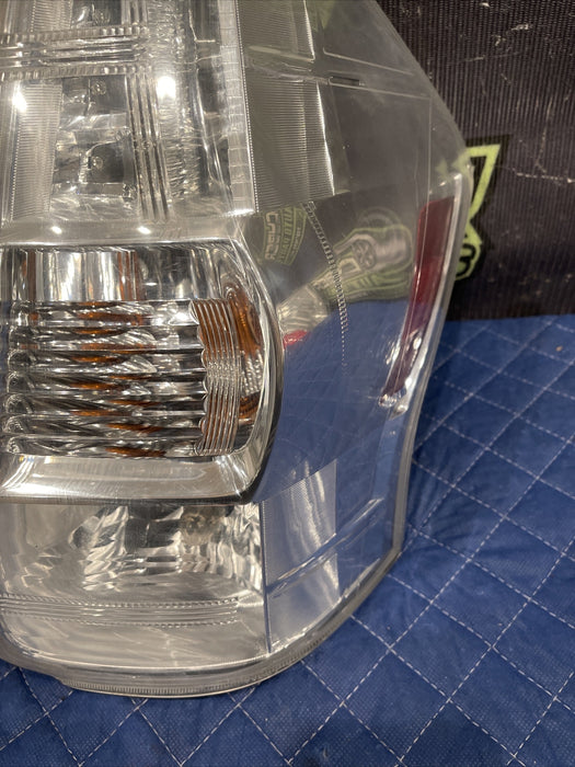 2014 TOYOTA PRIUS V REAR RIGHT PASSENGER TAILLIGHT TAIL LIGHT OEM