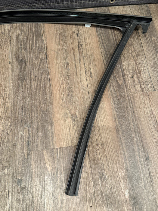 2024 BMW M3 M4 G80 G82 FRONT LEFT DOOR SEAL OEM 7407403