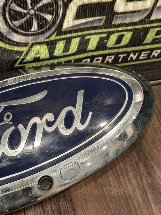 2017-2019 FORD F250 F350 F450 FRONT GRILLE EMBLEM WITH CAMERA HOLE OEM *RESIDUE*