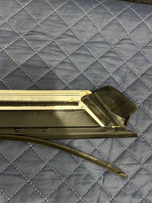 2014 AUDI R8 SPYDER RIGHT WINDSHIELD PILLAR MOLDING TRIM 427 853 266 D ~FLAW~