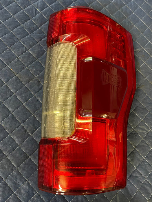 2017-2019 FORD F250 F350 F450 PASSENGER RIGHT TAIL LIGHT OEM *WATER DAMAGE*