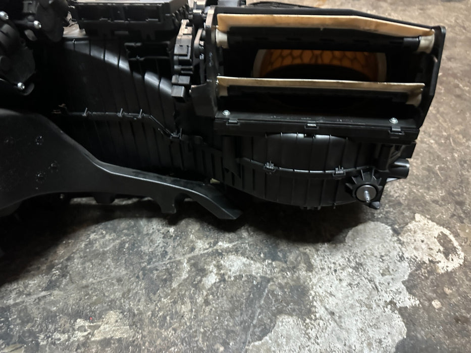 2020 BMW M4 F82 HVAC HEATER CORE A/C BLOWER HOUSING UNIT ASSEMBLY 6411 9325141