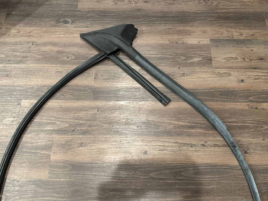 2021 AUDI R8 DRIVER LEFT DOOR WEATHER STRIP SEAL OEM 4S0 837 911