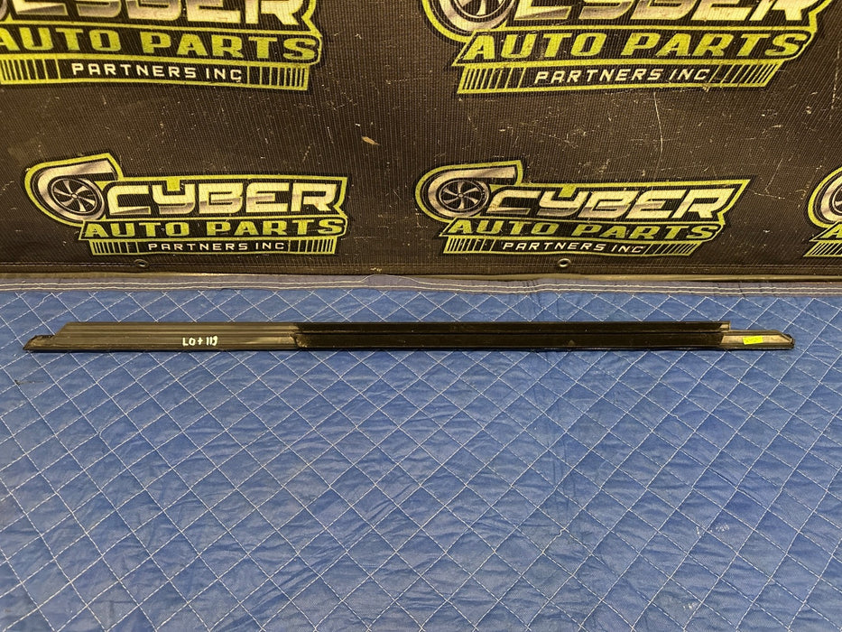 2024 BMW M3 M4 G80 G82 REAR RIGHT BLACK DOOR WINDOW BELT OEM 7465152 07