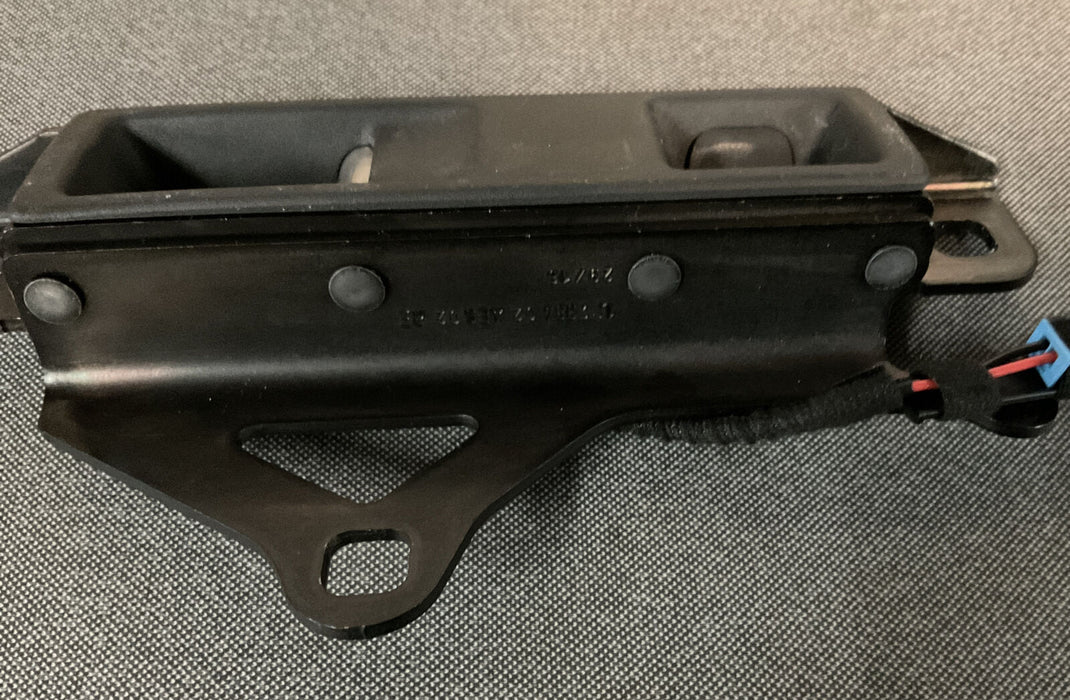 2017 MERCEDES-BENZ C63 AMG RIGHT CONVERTIBLE TOP LOCK PAD LATCH 217 770 04 22 64