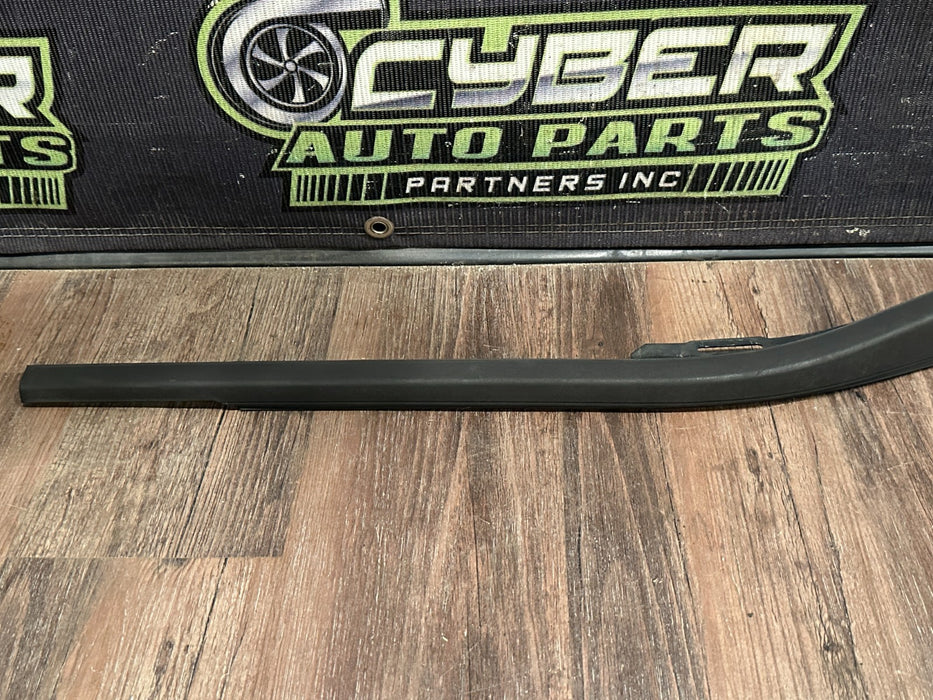 2017-2019 FORD F250 F350 F450 FRONT LEFT DOOR WEATHER STRIP TRIM OEM