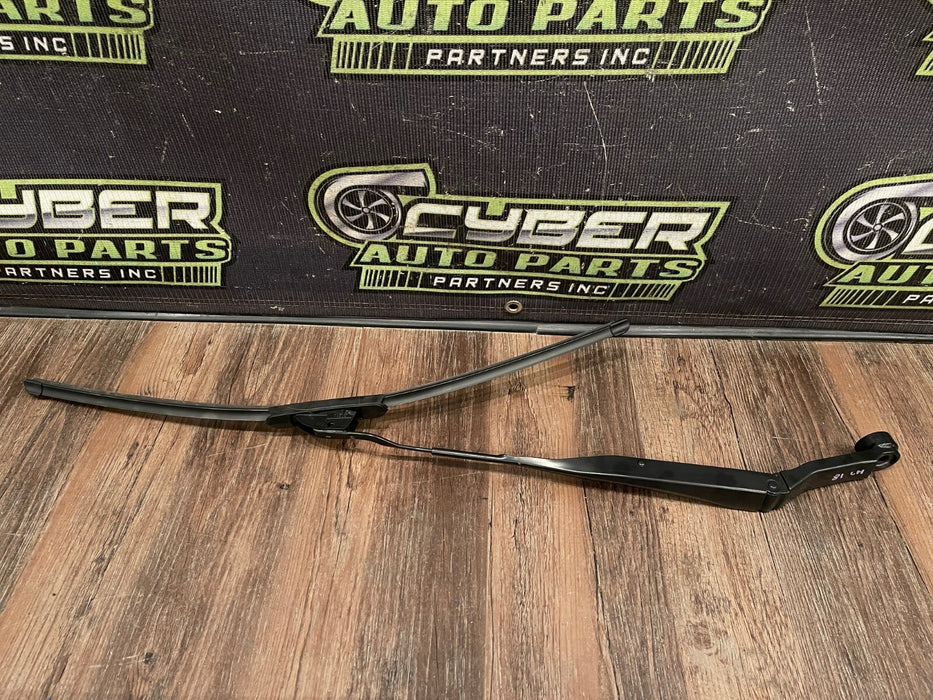 2014 TOYOTA PRIUS V FRONT DRIVER LEFT LH WINDSHIELD WIPER OEM