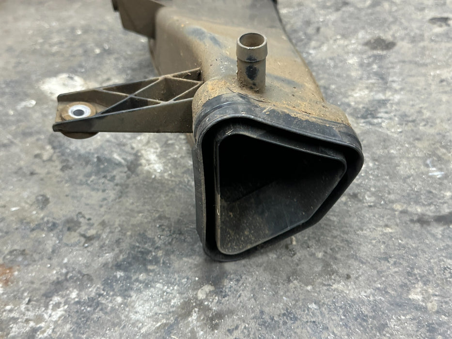 2014 AUDI R8 OEM RIGHT CENTRE INTAKE AIR DUCT 420129928 420 129 928