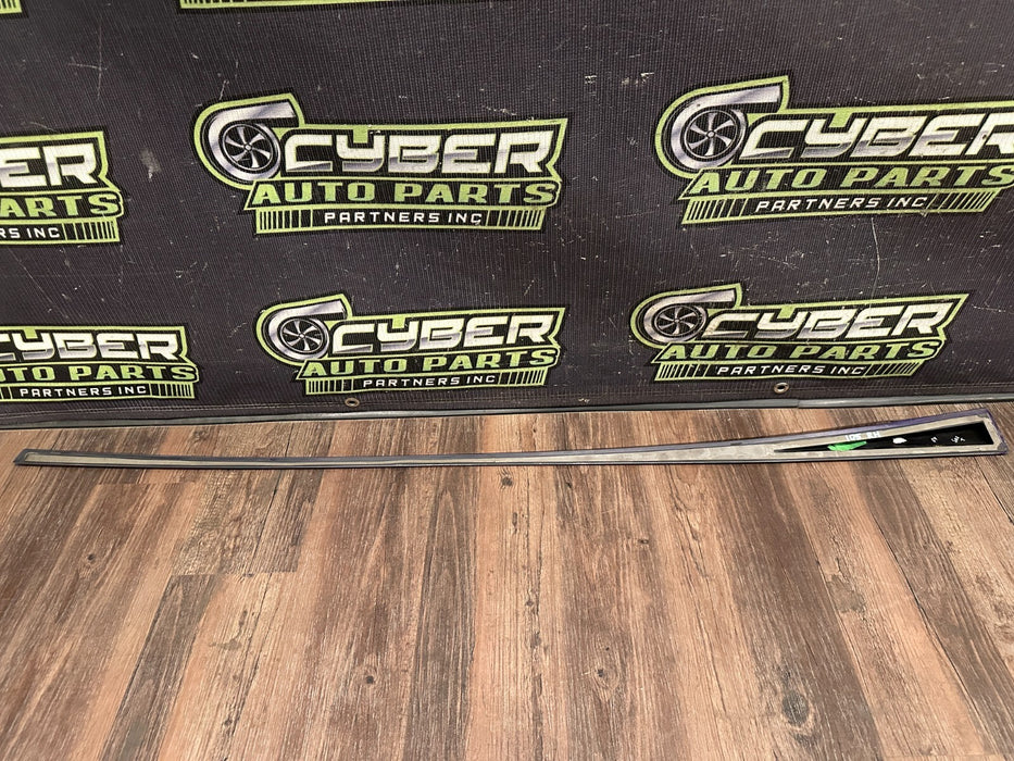 2014 2015 AUDI R8 RIGHT WINDOW BELT MOLDING OEM VELVET PURPLE *FLAWS 5-7*