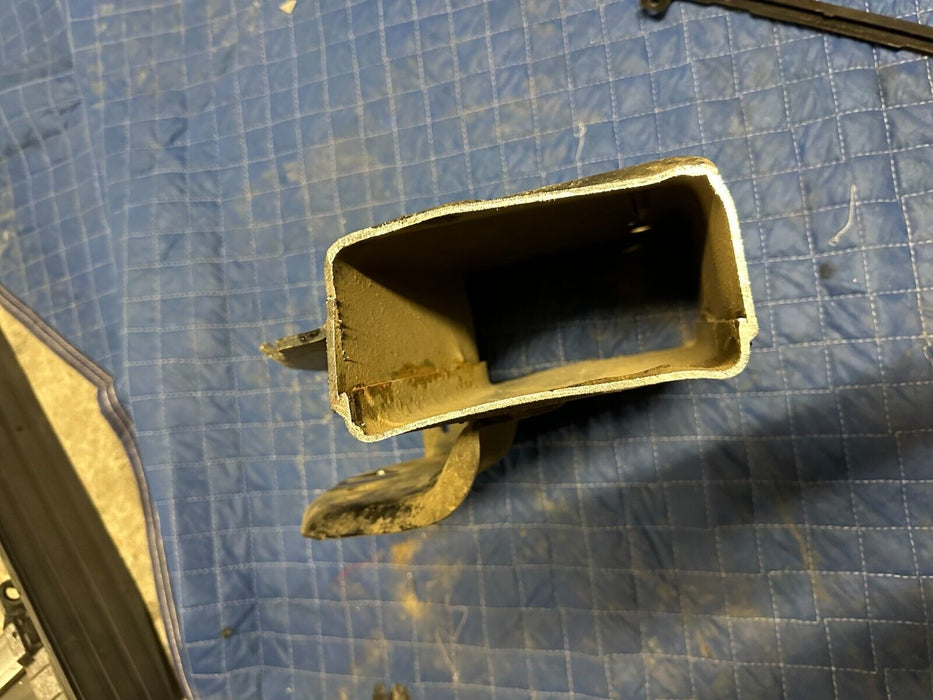 2017-2022 FORD F250 F350 F450 DIESEL PASSENGER RADIUS ARM BRACKET FRAME RAIL CUT