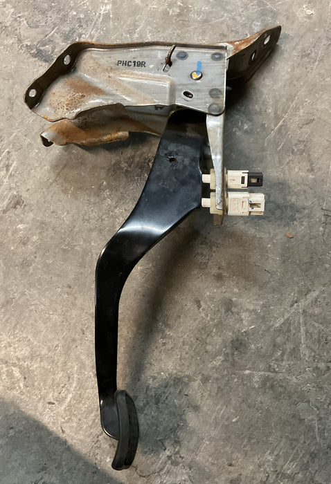 2016-2018 NISSAN TITAN XD BRAKE/ STOP PEDAL /BRACKET OEM