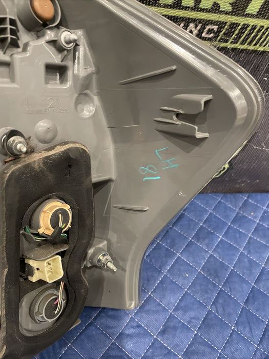 2014 TOYOTA PRIUS V REAR LEFT DRIVER TAILLIGHT TAIL LIGHT OEM