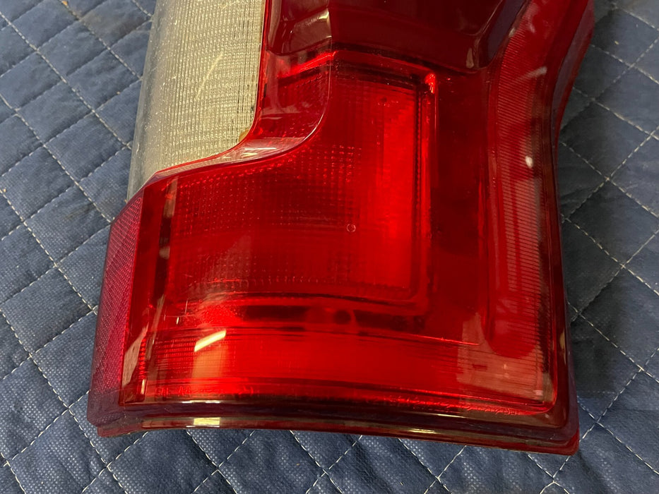 2017-2019 FORD F250 F350 F450 PASSENGER RIGHT TAIL LIGHT OEM *WATER DAMAGE*
