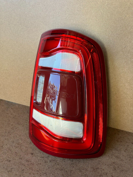 2019-2022 RAM 2500 3500 PASSENGER RIGHT TAIL LIGHT LED W/ BLIND SPOT 68446838AE