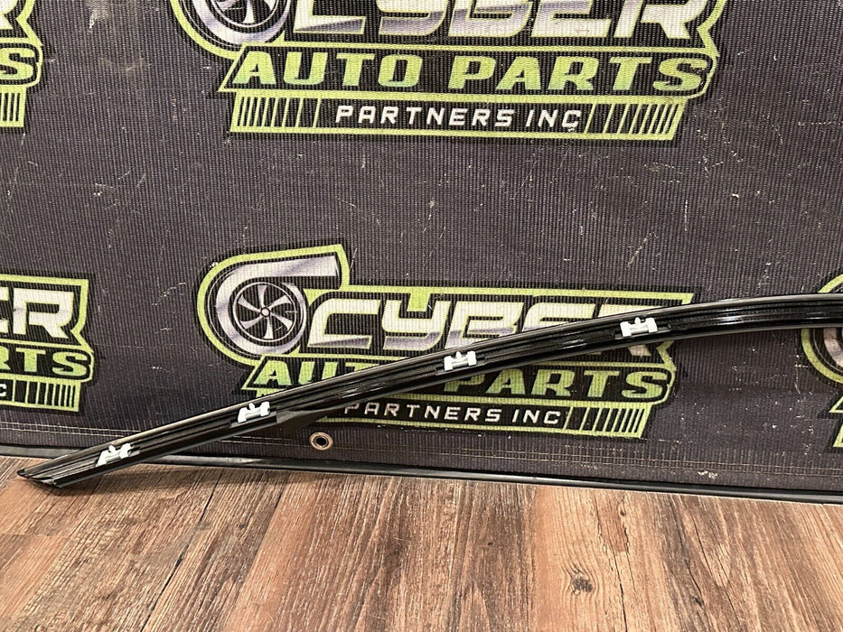 2020 BMW M4 F82 FRONT RIGHT DOOR WINDOW FRAME MOULDING OEM