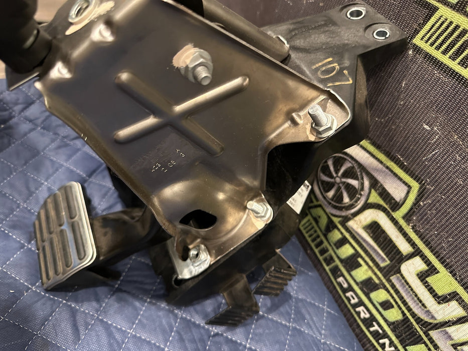 2014 Audi R8 V10 BRAKE PEDAL BOX ASSEMBLY 423 723 021 H 2008 - 2015 OEM