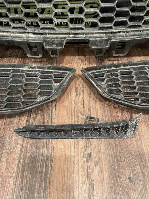 2020 BMW M4 F82 FRONT BUMPER GRILLES OEM (NOT COMPLETE SET/READ)