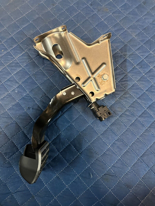 2012 AUDI R8 V10 OEM BRAKE PEDAL W/ BRACKET 423721117A 423 721 117 A